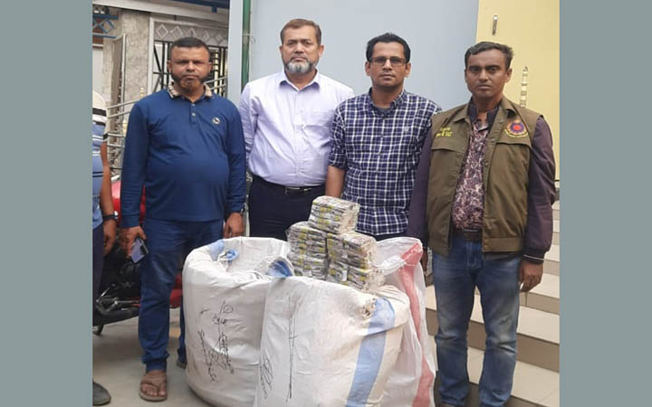 কুষ্টিয়ায় নকল আকিজ বিড়িসহ বিড়ি তৈরির উপকরণ জব্দ